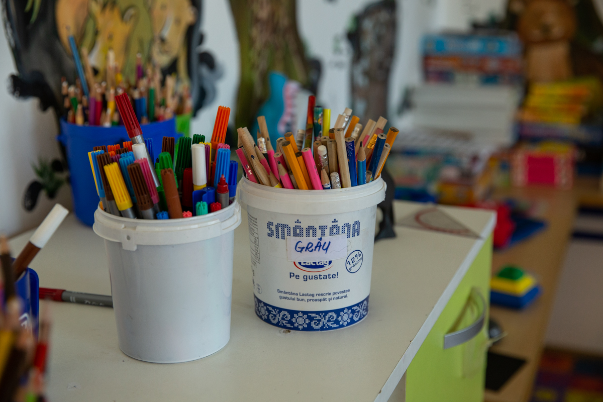 Într-un sat bântuit de sărăcie, un centru de zi le dă o șansă copiilor sărmani. „Nu poţi educa un copil flămând. Îi ungi o felie de pâine cu ceva şi apoi poți să-i umpli şi mintea cu matematică”