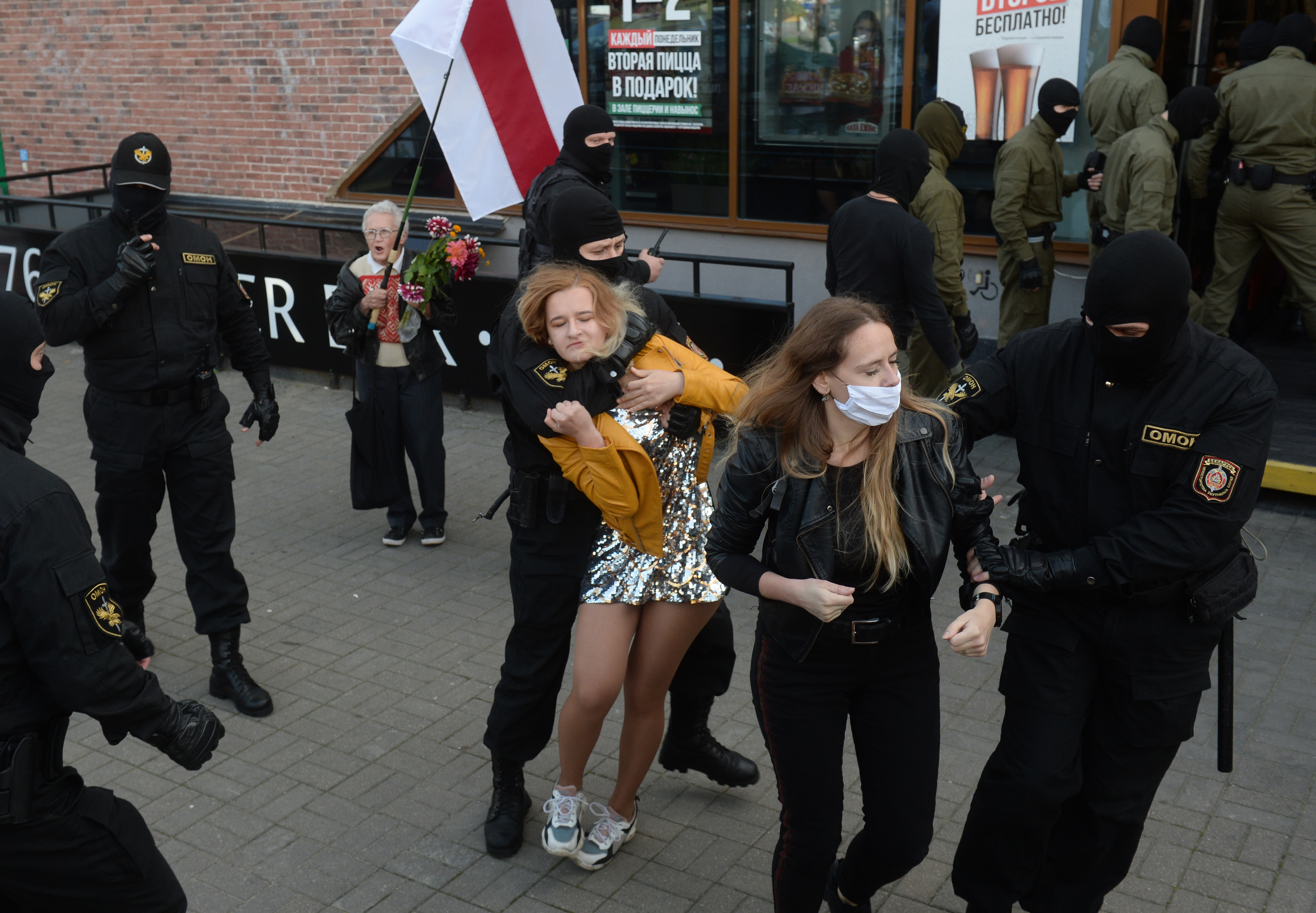 Sute de femei au fost reținute în Belarus, printre care și bunica de 73 de ani, devenită simbol al manifestațiilor din Belarus