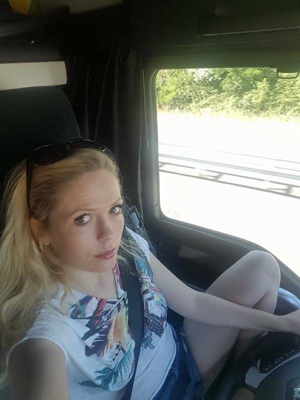 Cea mai tare din parcare! O blondă sexy străbate Europa la volanul unui TIR de 40 de tone încărcat cu... substanțe periculoase!