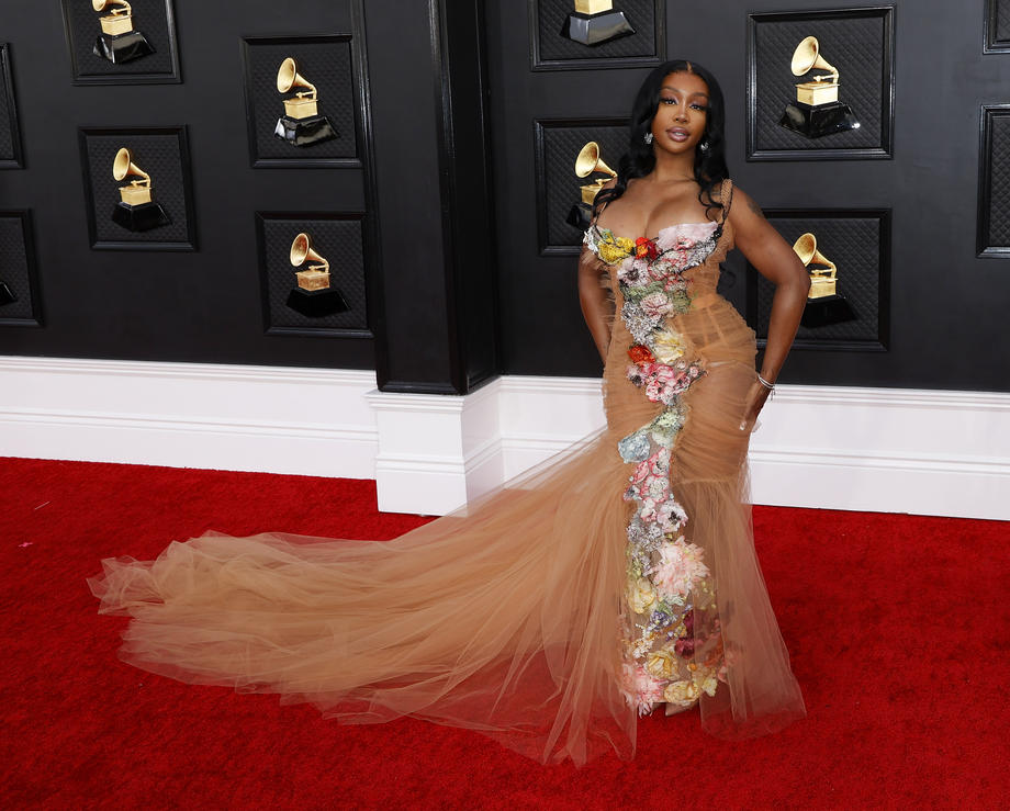 Ținute Grammy 2022. Celebritățile s-au întrecut în rochii elegante, însă una dintre ele a apărut îmbrăcată într-o pelerină, cu bocanci în picioare