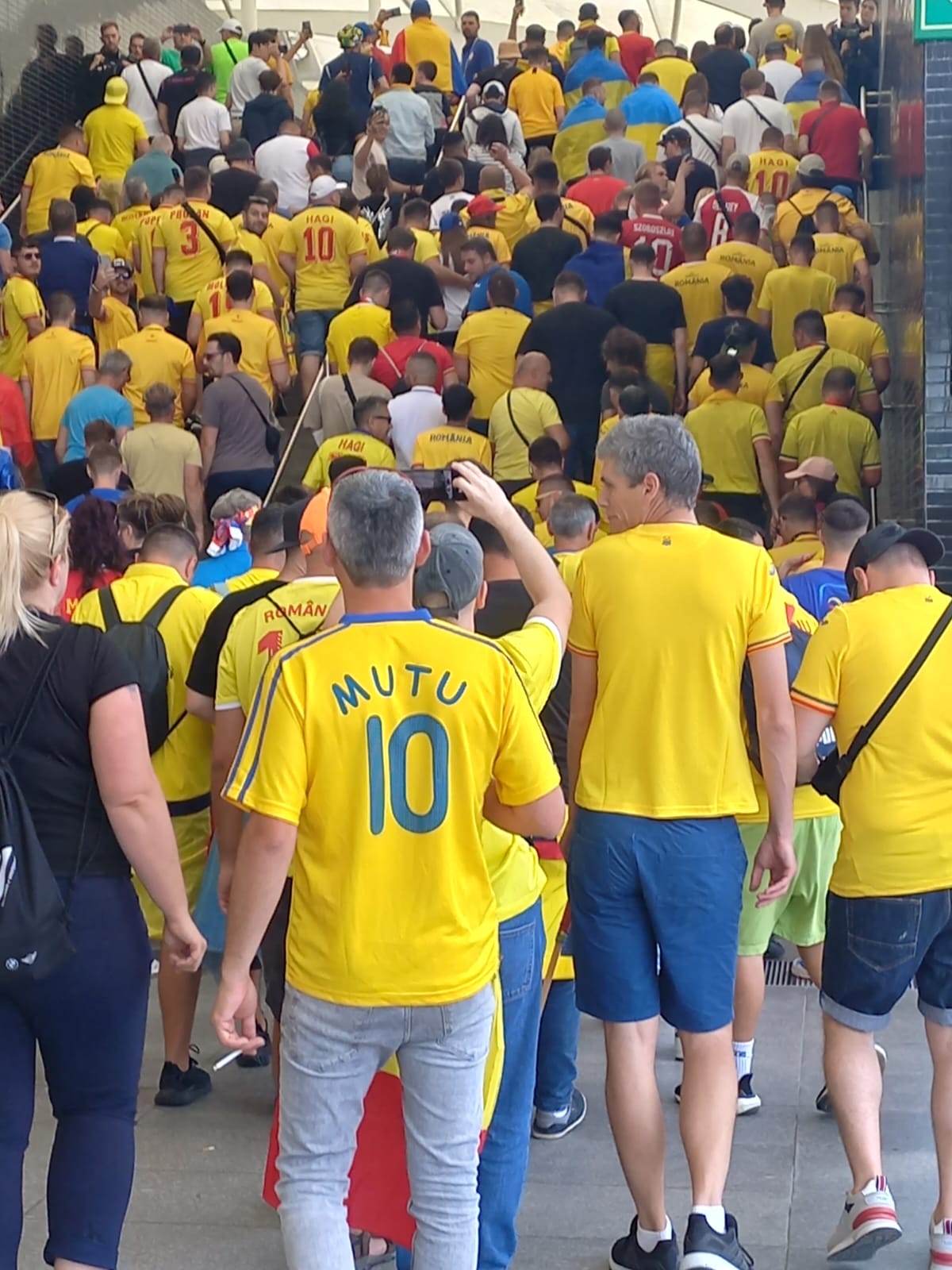 Suporterii români au ajuns la stadion: „Nebunie, frate!” | FOTO