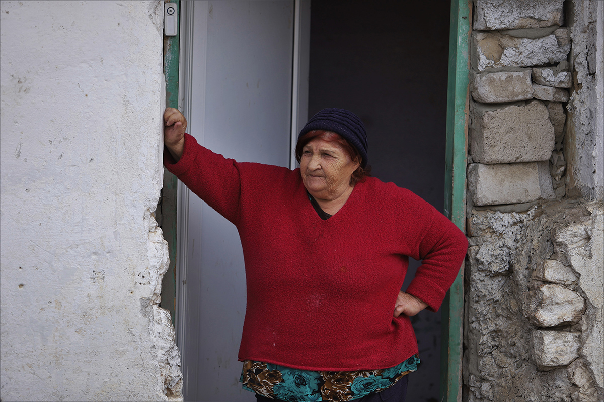 REPORTAJ. Peste 20 de familii dintr-un sat de lângă Mangalia plătesc chirie primăriei pentru că stau în clădirile fostului IAS. Unele au fost grajduri. „Am crescut cinci copii aici!”