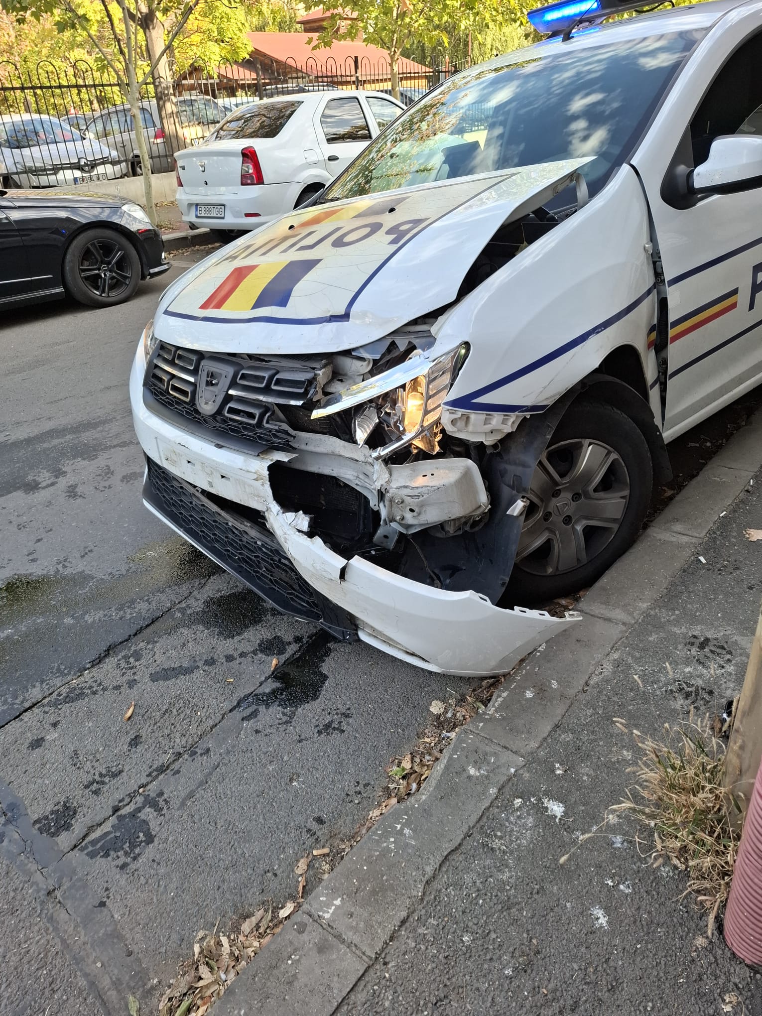 Șoferița lovită de mașina poliției în care erau doi suspecți reținuți acuză că autospeciala nu are RCA și nici nu avea semnalele acustice și luminoase pornite