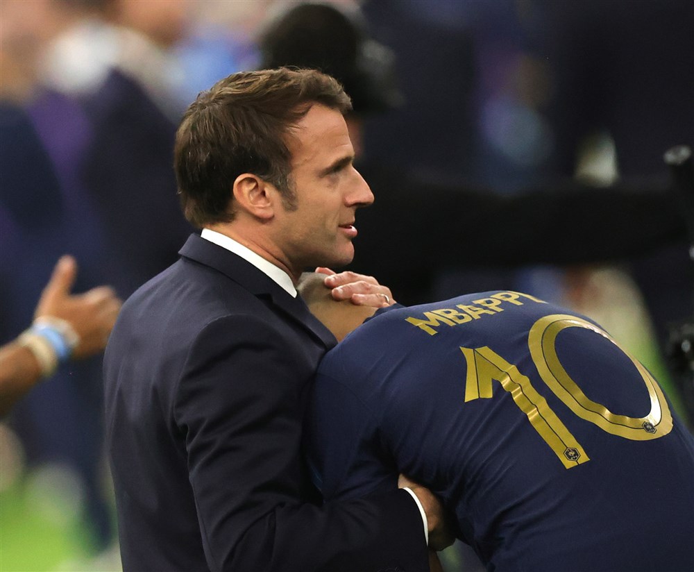 Emoțiile lui Macron. Președintele francez a trăit intens fiecare minut al finalei și l-a consolat pe Mbappe după meci