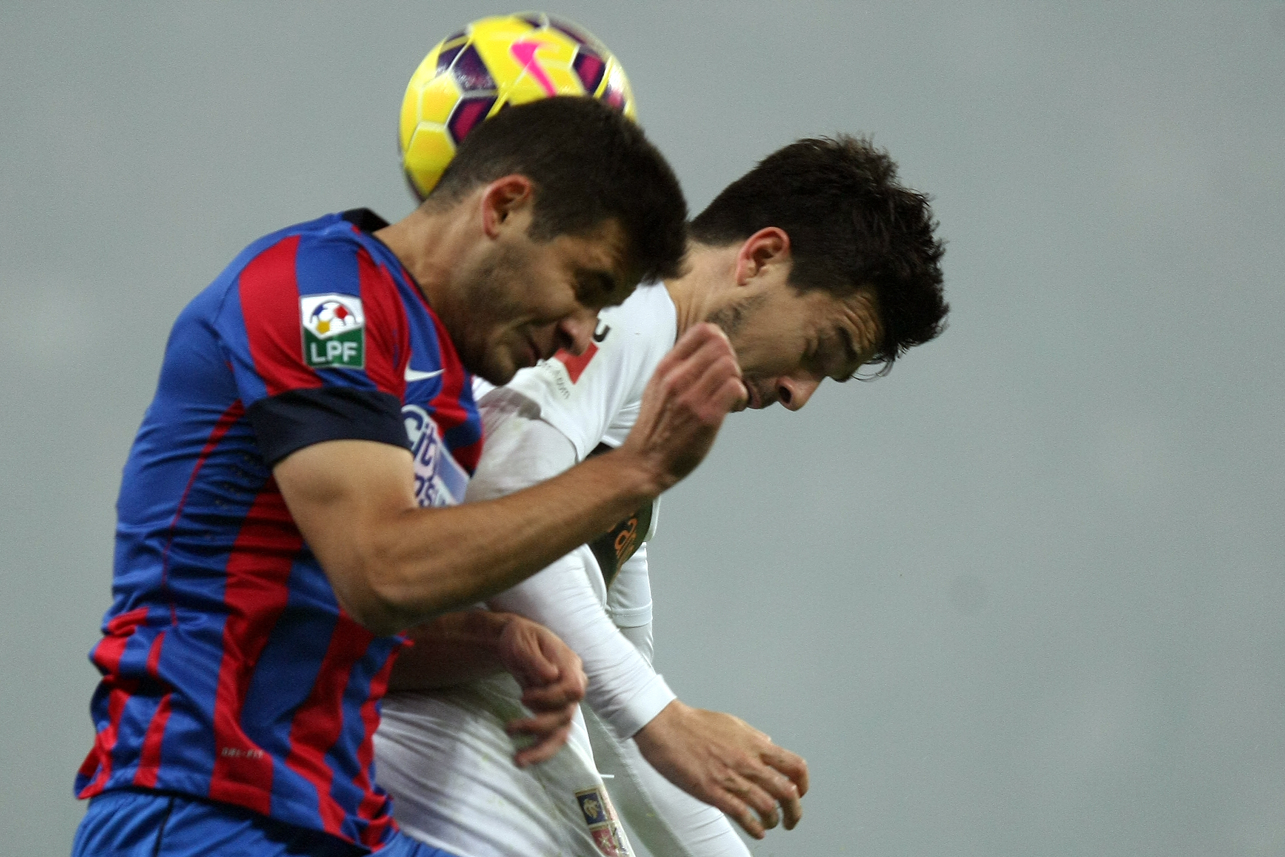 GALERIE FOTO&VIDEO/ DERBY-UL ROMÂNIEI, STEAUA - DINAMO 3-0. ^ Echipa din Ghencea i-a speriat pe ”câini” de Halloween! Szukala, Papp și Keșeru au înscris pentru roș-albaștri. Arlauskis și Bărboianu, loviți de petardele aruncate de suporteri. Băiatul lui Florentin Petre a debutat la Dinamo