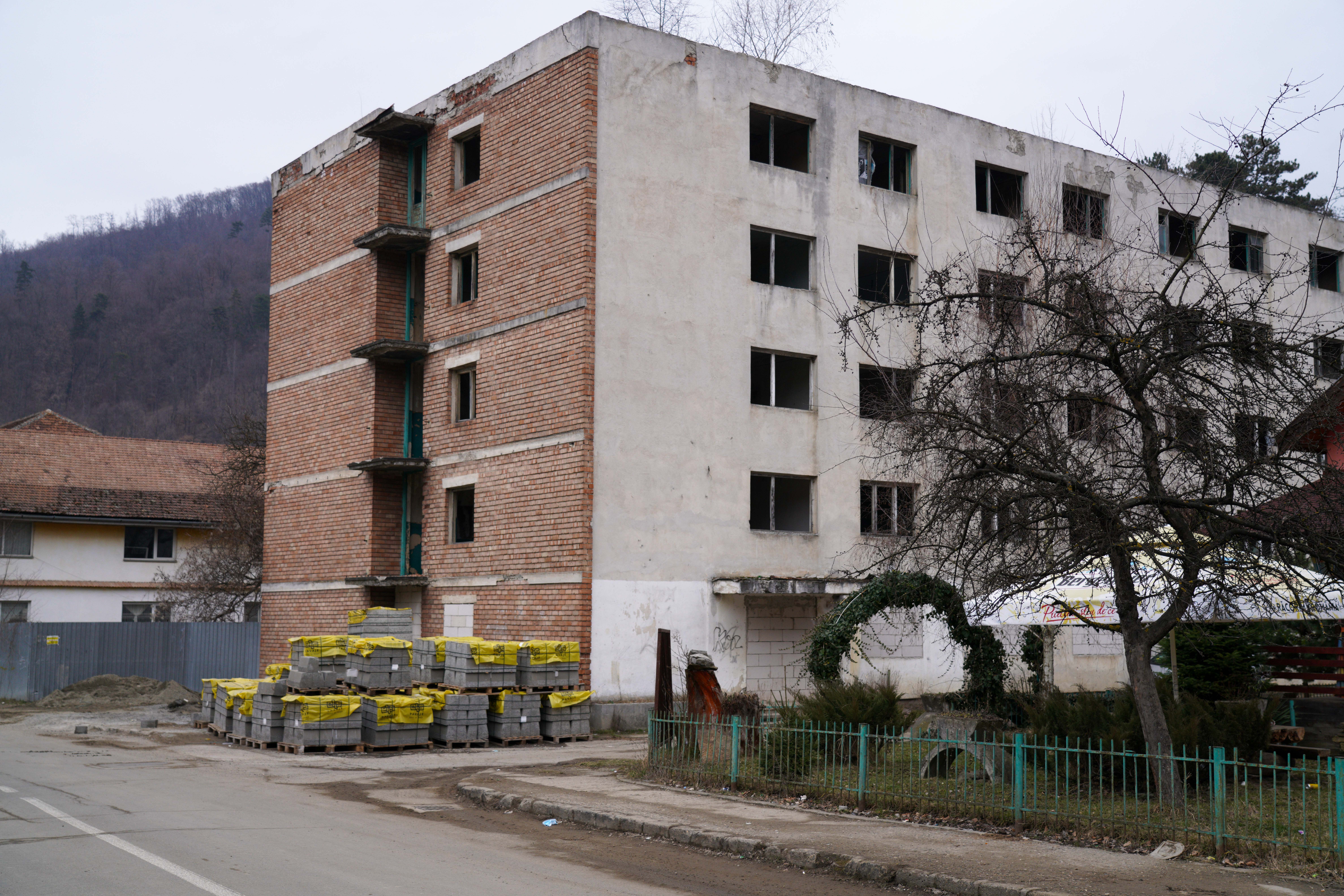 REPORTAJ | Disperarea muncitorilor din Cugir care fac muniție pentru NATO. „După 40 de ani câștig 1.800 de lei. Ce ne mai rămâne după factura la gaz?”