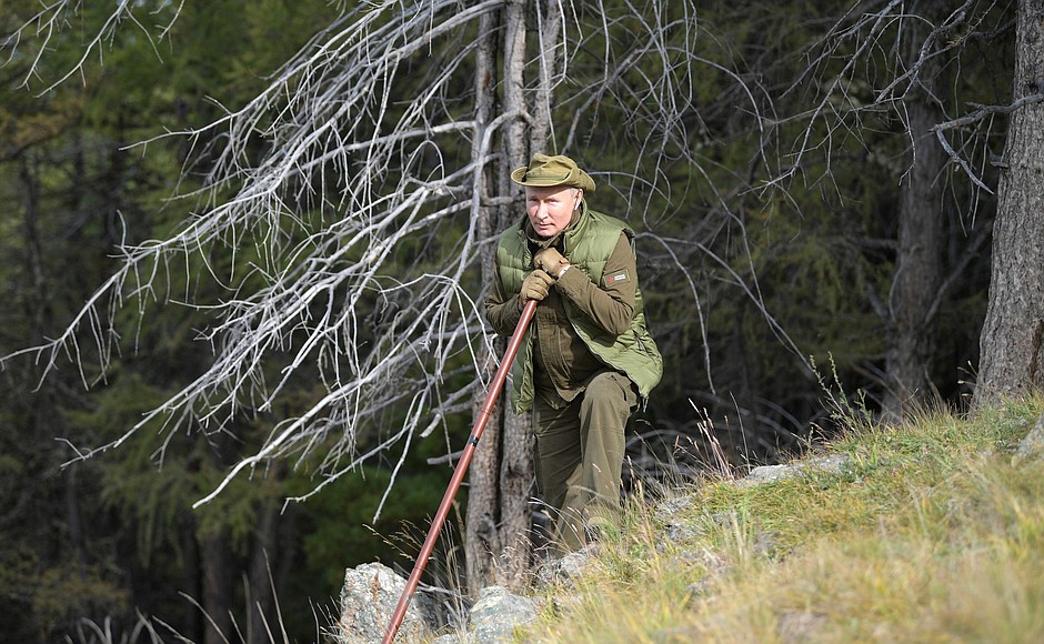 Putin s-a relaxat în taiga, înainte de ziua sa de naștere. A cules ciuperci și fructe de pădure și a mâncat la un foc de tabără
