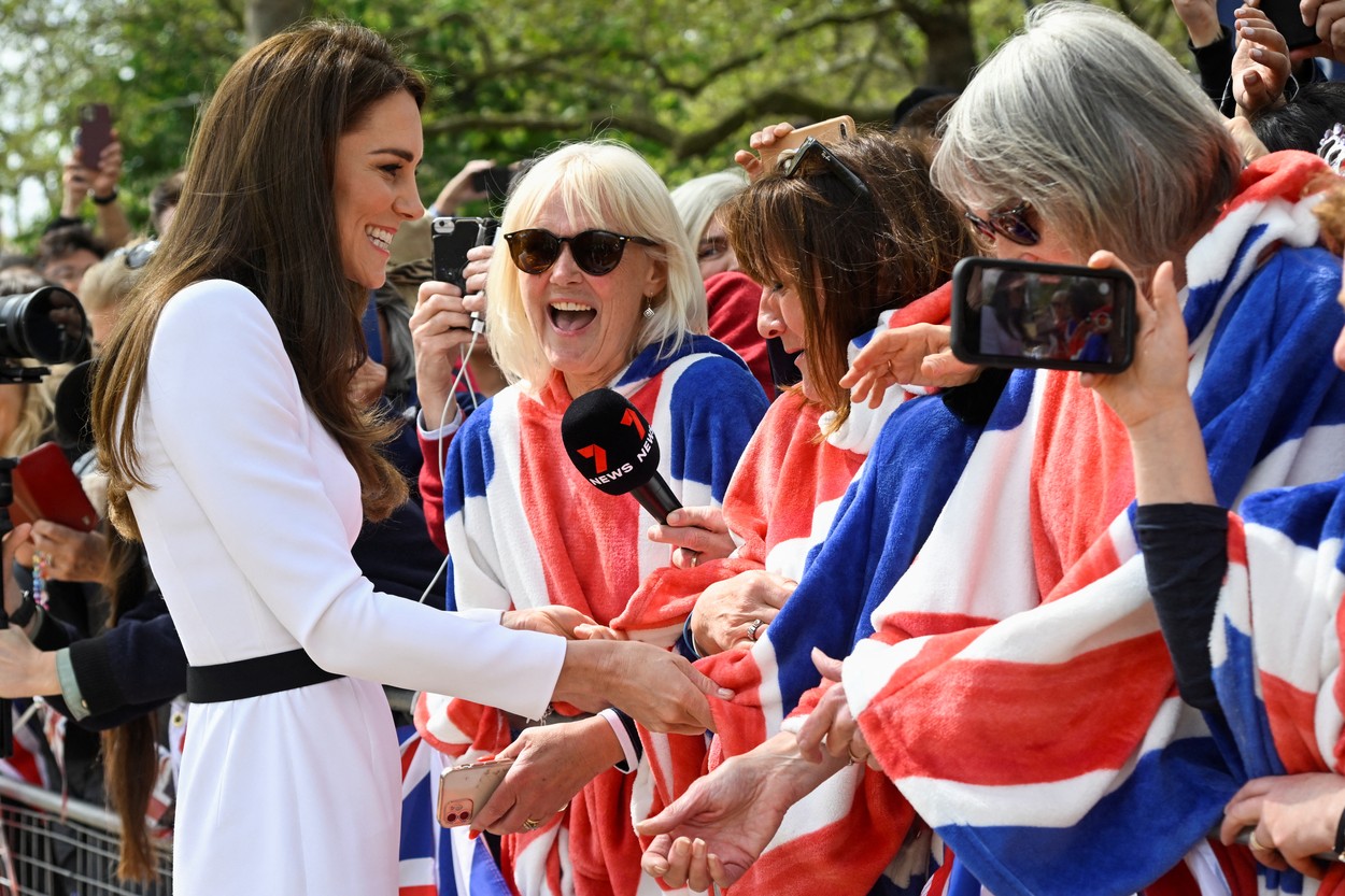 Regele Charles, baie de mulțime cu o zi înainte de încoronare. Prințul William și Kate au participat și ei