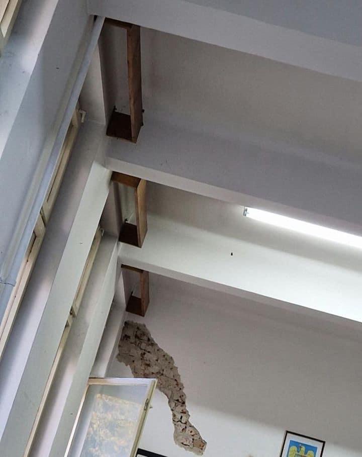 Problemele de la Academia de Poliție au fost reclamate de mai multe ori. În primăvară, un fost student arăta viermi în mâncare, mucegai și toalete ruginite: „Au verificat telefoanele să vadă cine a trimis imaginile”