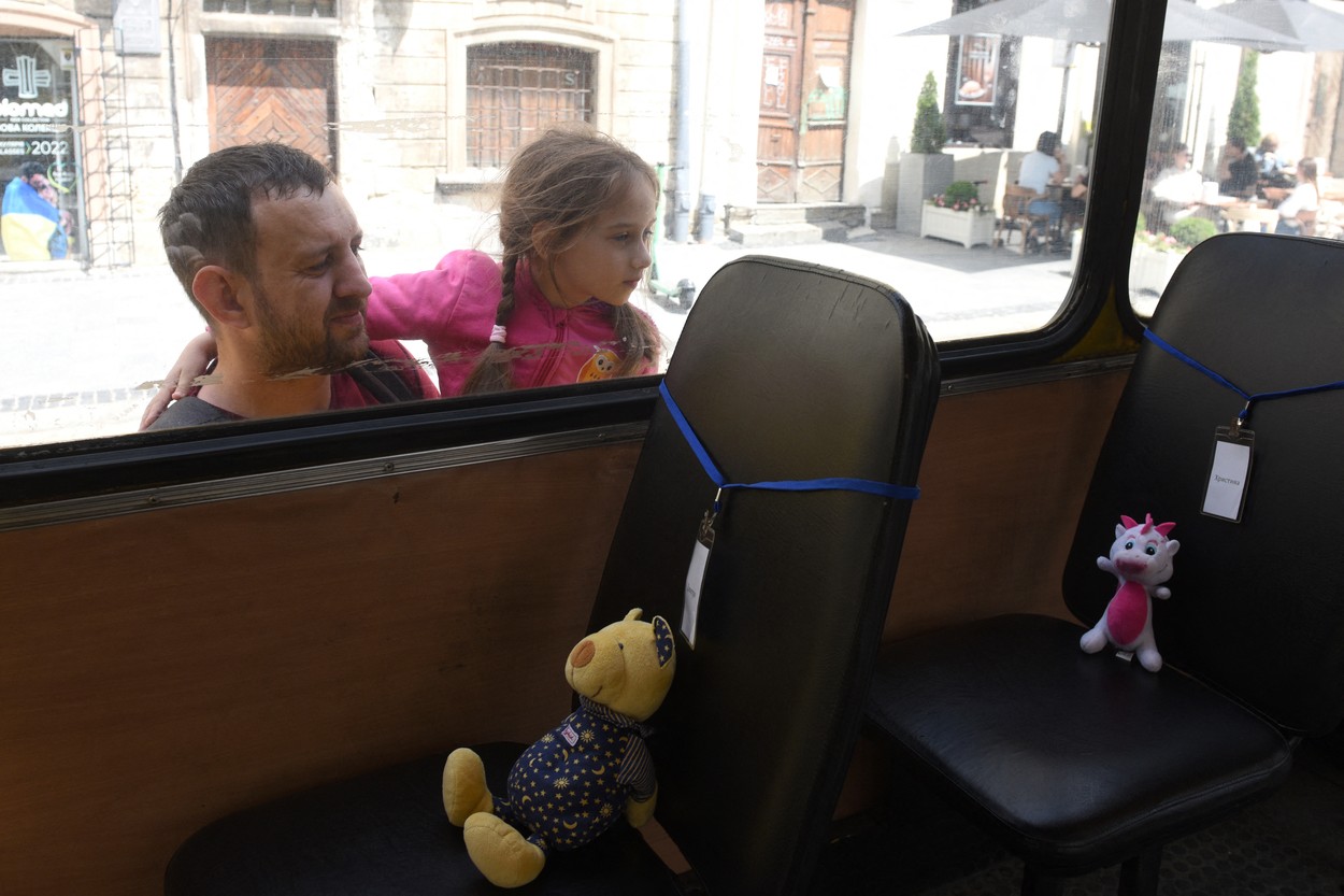 „Excursia care nu va avea loc niciodată”. Memorial cu autobuze școlare goale, în centrul Liovului, pentru cei 243 de copii uciși în război