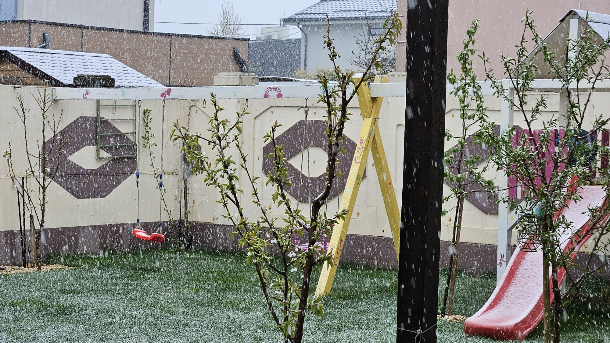 Ninge în mai multe județe din România. Meteorologii dezvăluie care este „singura parte bună” a ninsorilor din aprilie