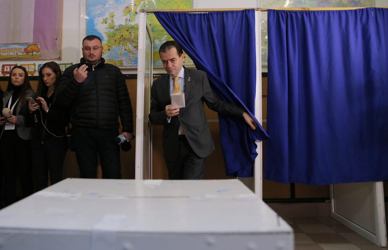 VIDEO | Ludovic Orban a votat în Dobroești la alegerile prezidențiale 2019. „Am votat pentru o Românie normală”