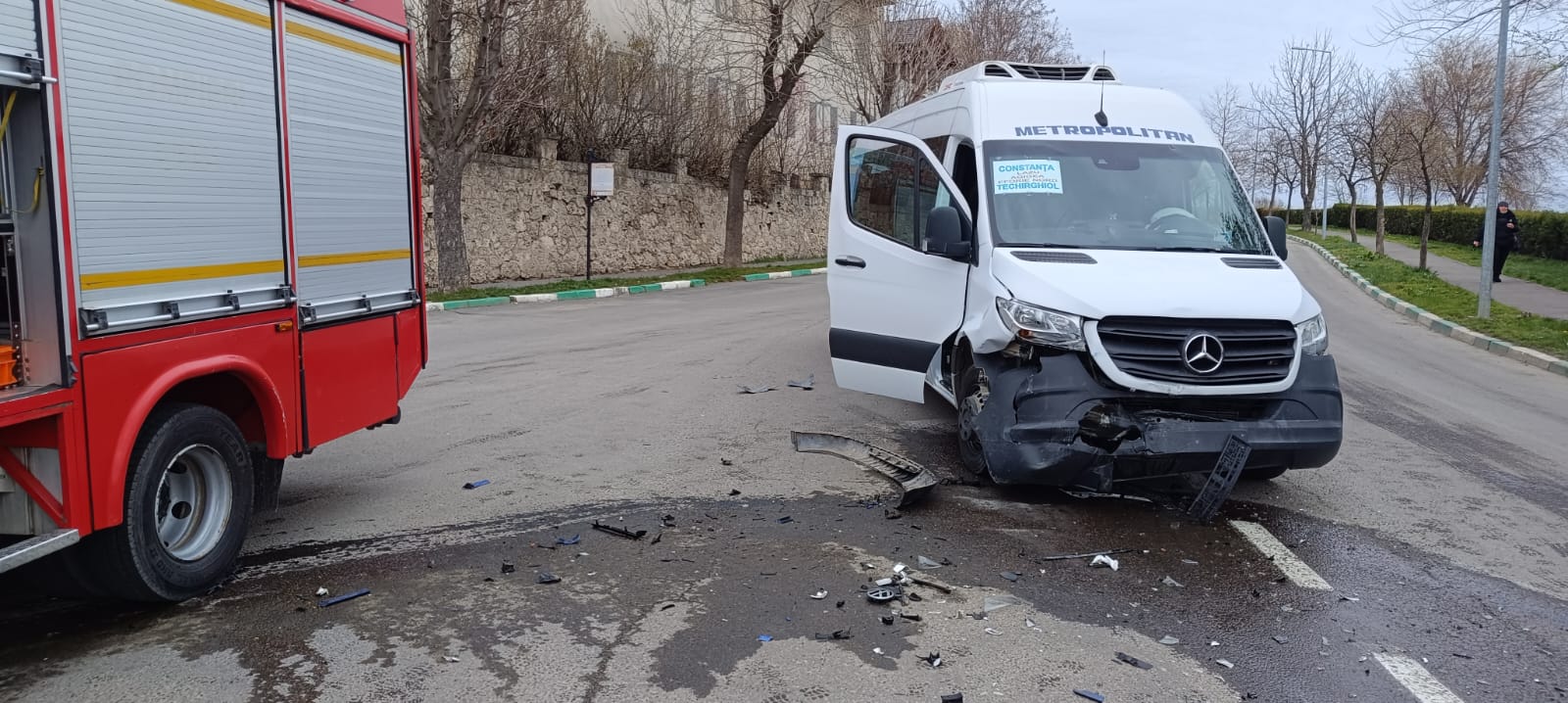 Patru copii, la spital, după un accident între un microbuz și o mașină la Techirghiol. A fost activat planul roșu de intervenție