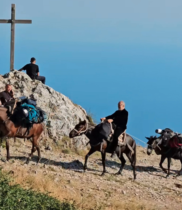 Imagini inedite cu Gigi Becali călare pe măgar în Grecia. Filmarea a ajuns virală: „Am vrut să mă dau șmecher”