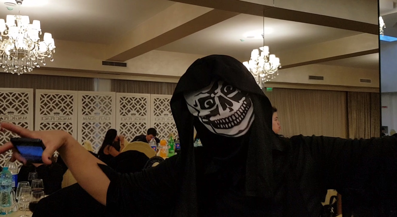 VIDEO/ Cum petrec filipinezele din România de Halloween. Dansează pe „Thriller” îmbrăcate în vrăjitoare