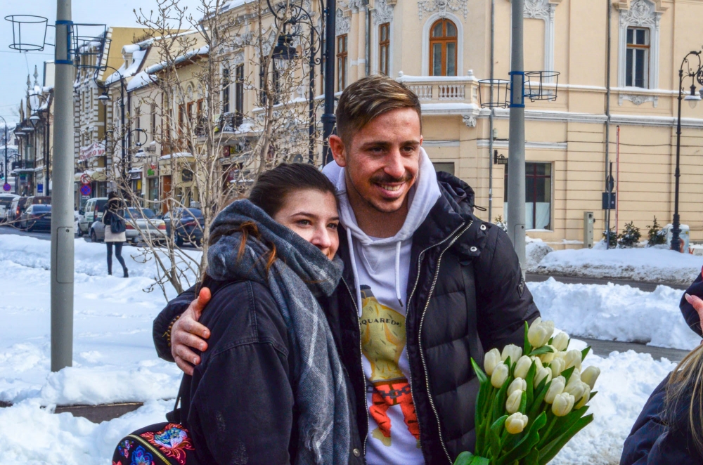 Fotbaliștii Craiovei au oferit mărțișoare. Gică Craioveanu a venit pentru meciul cu Dinamo / GALERIE FOTO