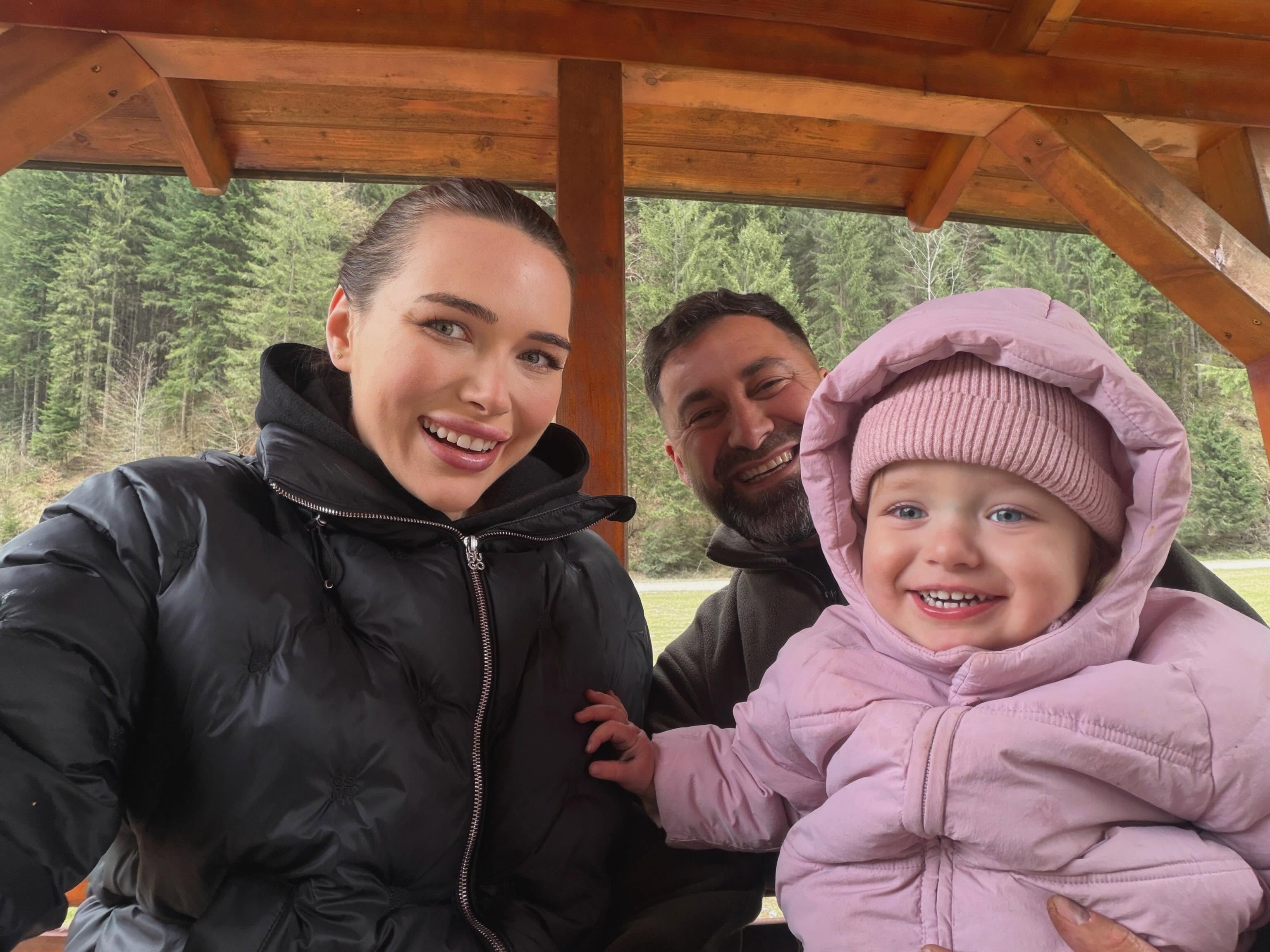 Imagini rare cu copiii vedetelor de la Insula Iubirii. Cum arată acum foștii concurenți în ipostaze de familie