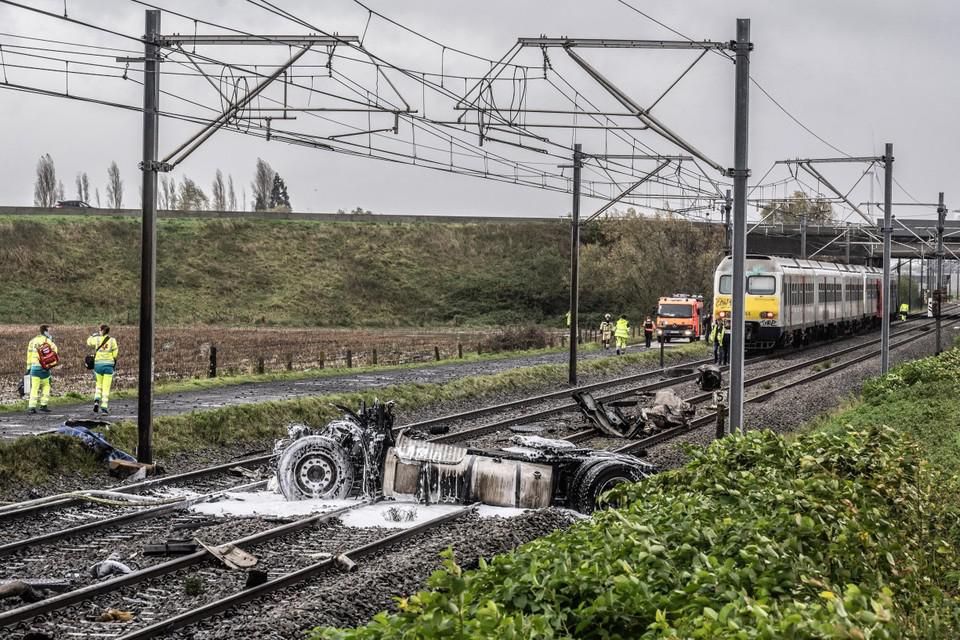 Momentul în care un camion este spulberat de un tren care s-a oprit după 350 de metri, în Belgia: „Arăta ca după bombardament”