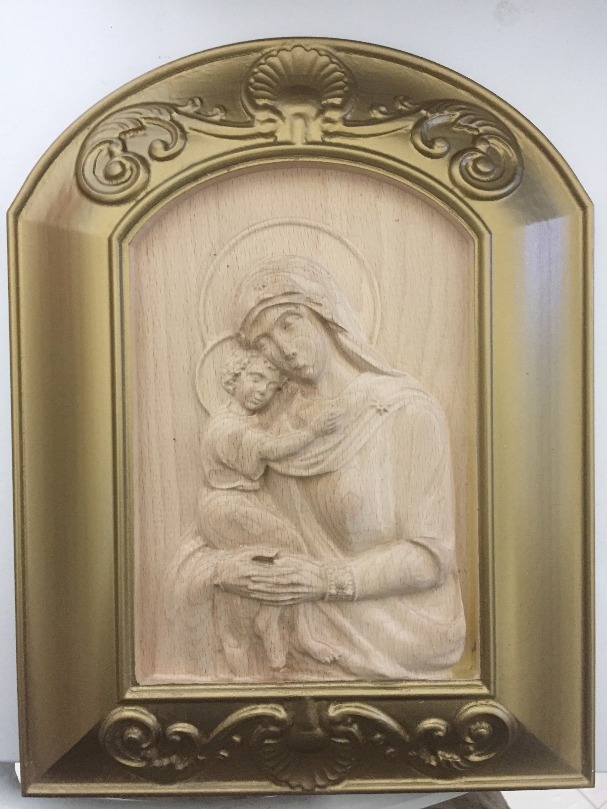 E șef de poliție și sculptează icoane. Nu cere bani pentru lucrările lui, le dăruiește colegilor de serviciu