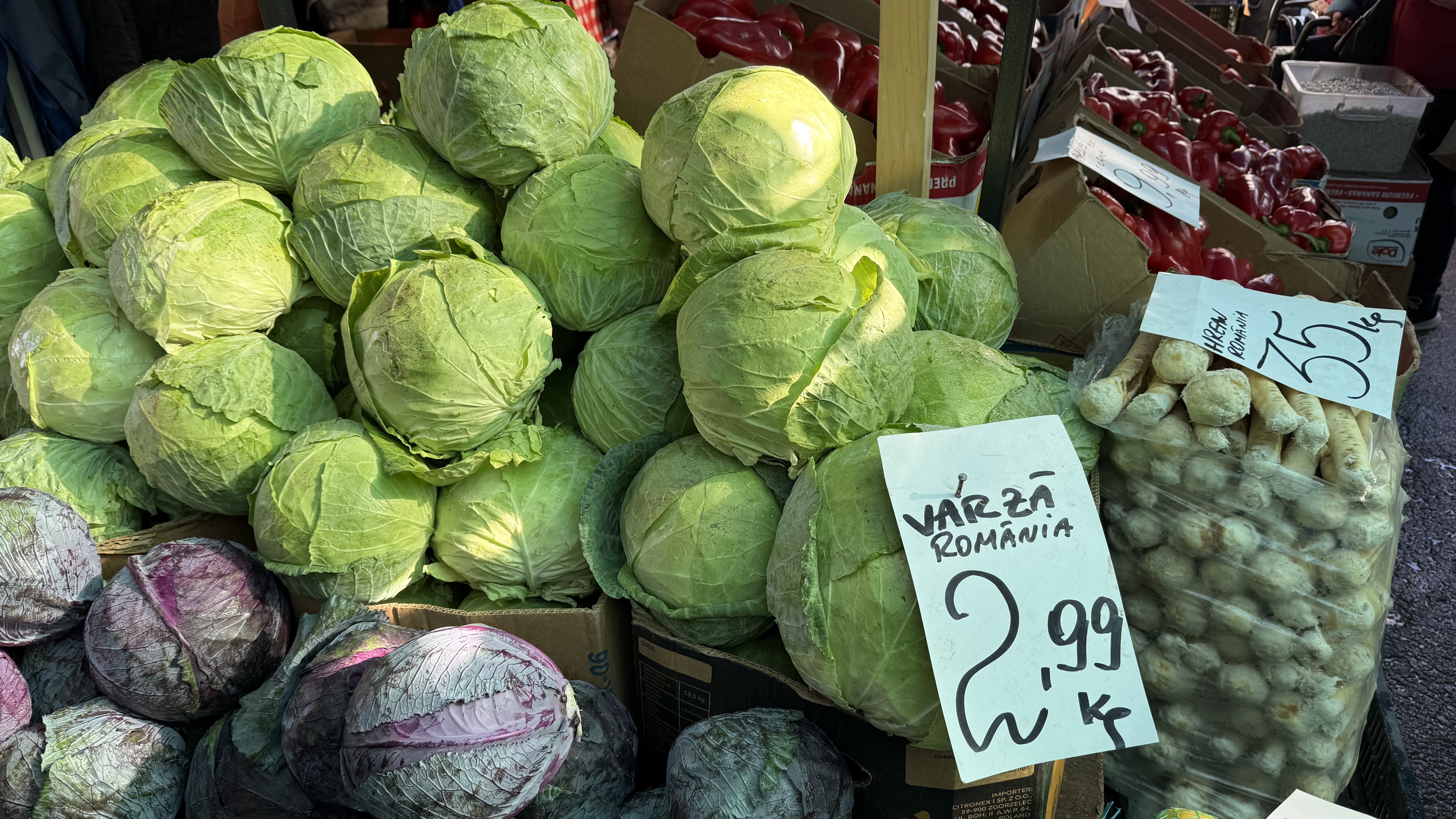 Murăturile din Piața Obor s-au scumpit mai mult decât carnea. „Cum să coste hreanul atât?! Rasolul de porc e la 14 lei în hală, am înnebunit?!”