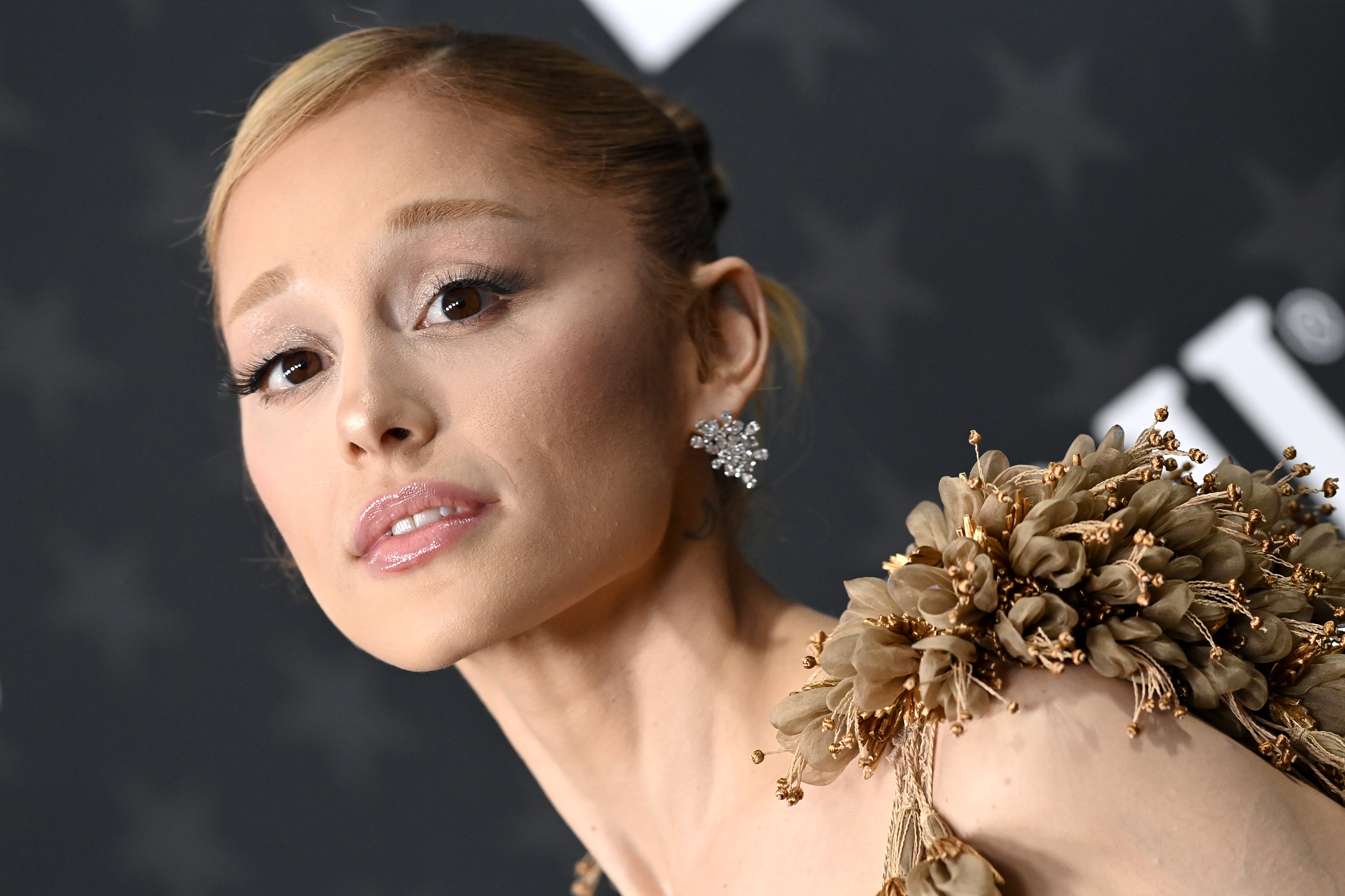Ariana Grande Dior ruhája az egyik legemlékezetesebb darabja volt a 2025-ös Critics Choice Awards-nak