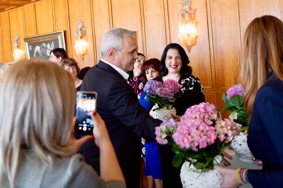 FOTO | Liviu Dragnea şi iubita sa, Irina Tănase, alături de femeile din PSD, de 8 martie. Petrecerea s-a ţinut la o vilă de protocol a statului