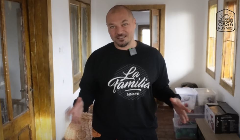 Imagini cu casa de la țară a lui Puya, după ce a renovat-o complet: „Se pot construi case și din resturi găsite”