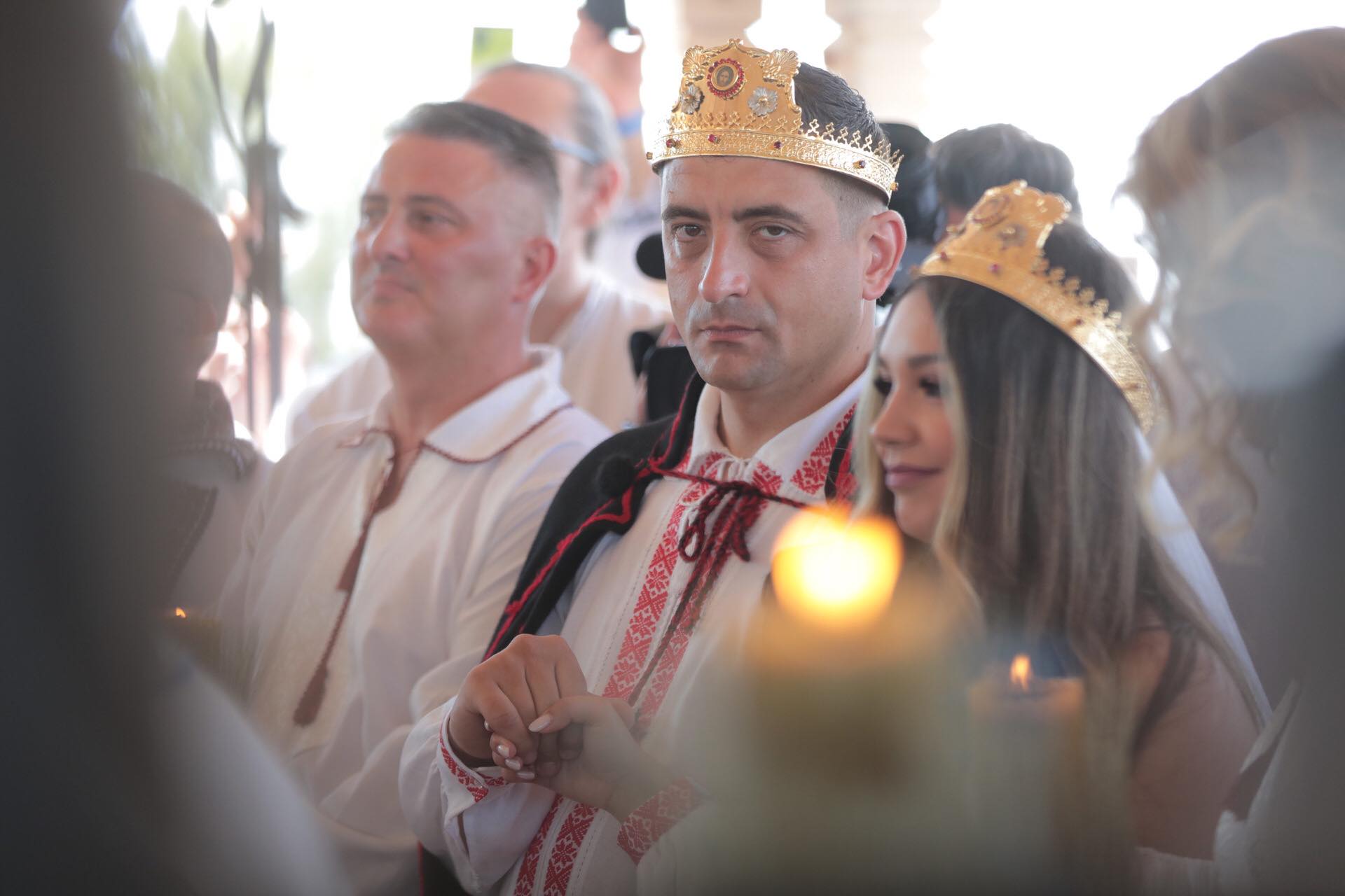 FOTO. Nunta lui George Simion, văzută de la fața locului. Câteva sute de oameni au rezistat în fața scenei, petrecerea a continuat până la 7 dimineața
