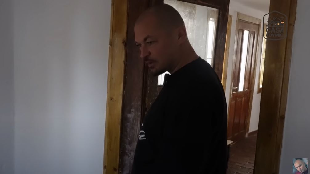 Imagini cu casa de la țară a lui Puya, după ce a renovat-o complet: „Se pot construi case și din resturi găsite”
