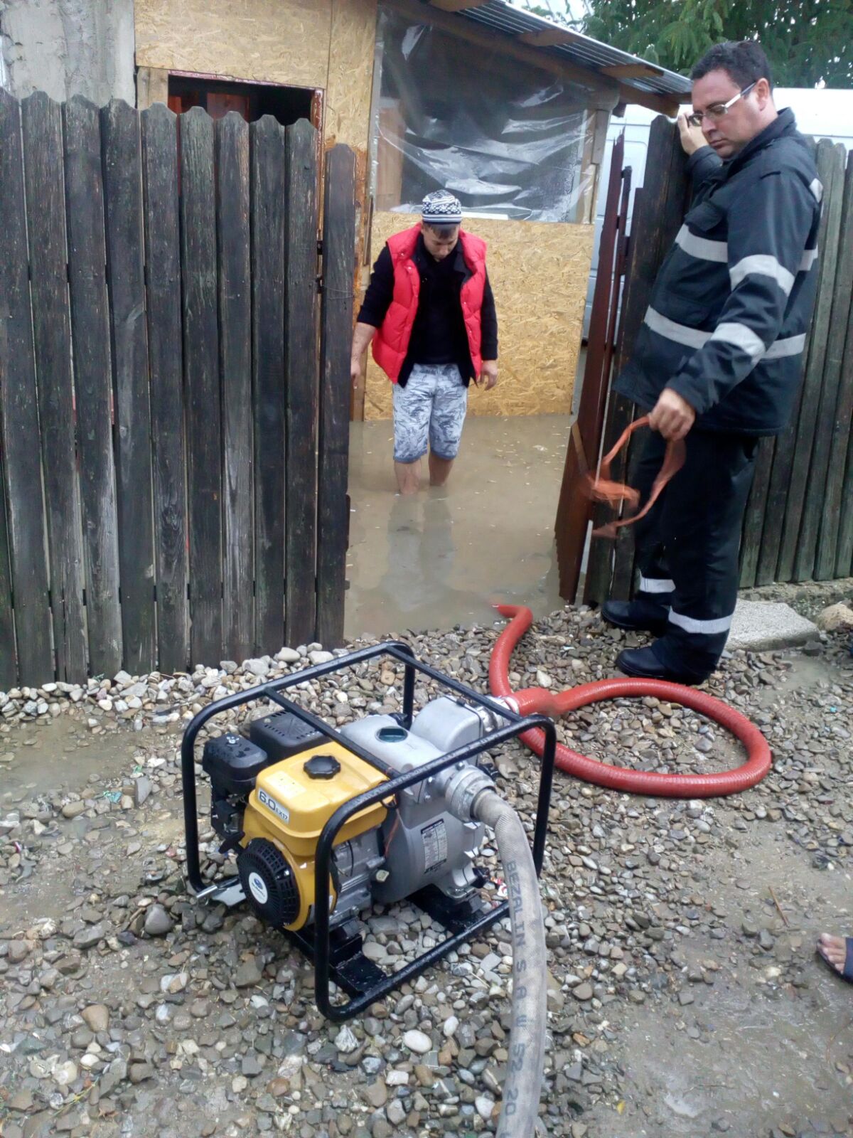 Inundații la Mizil. Cel puțin 12 gospodării au fost inundate