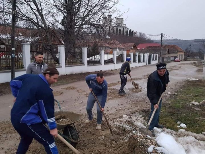 FOTO| S-au săturat să aștepte "mila" autorităților și și-au reparat singuri strada!