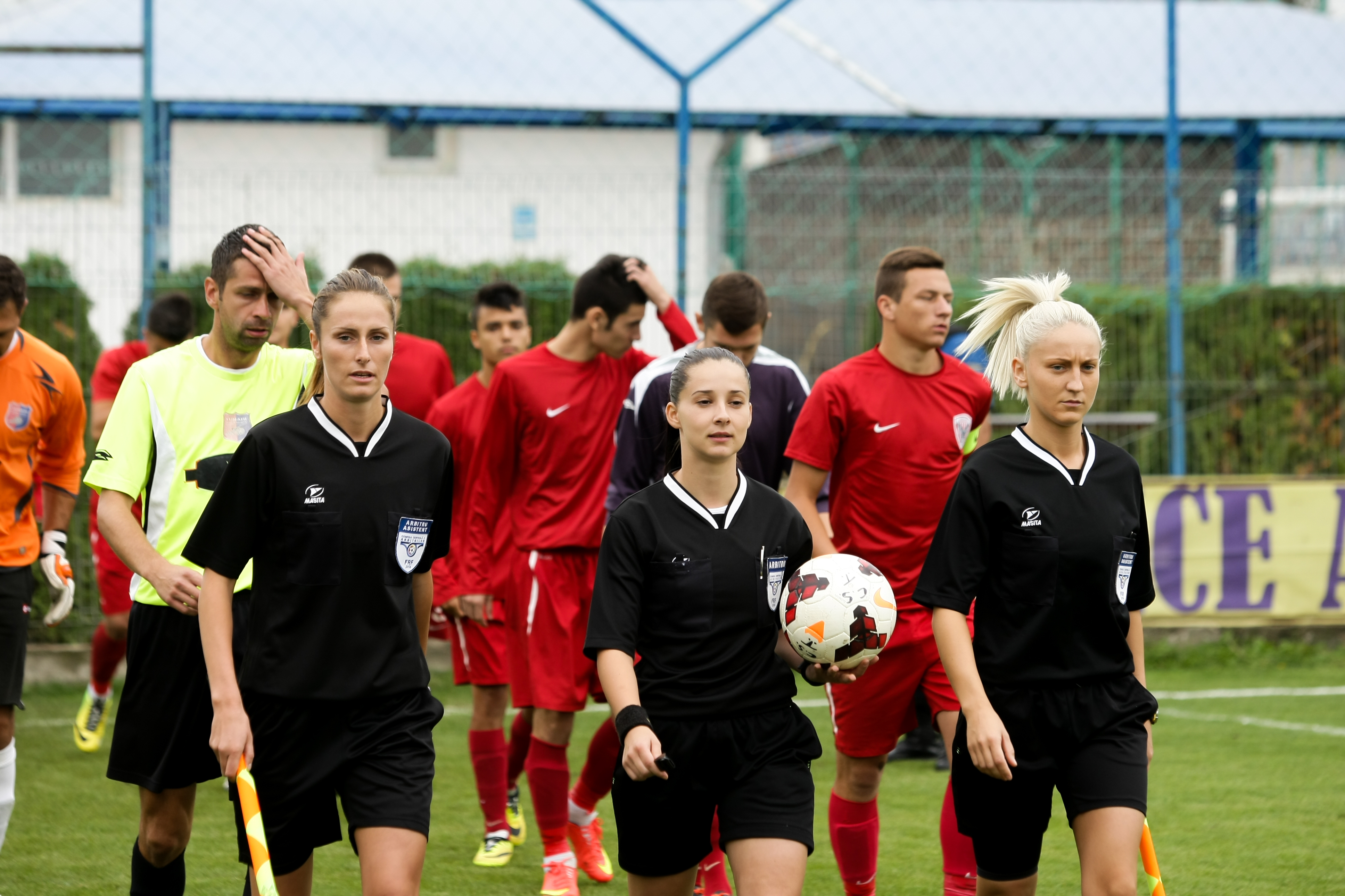 ”Vai de capul vostru!”. Trei arbitre care vor pe lista FIFA, față-n față cu atmosfera de la un meci de Liga III