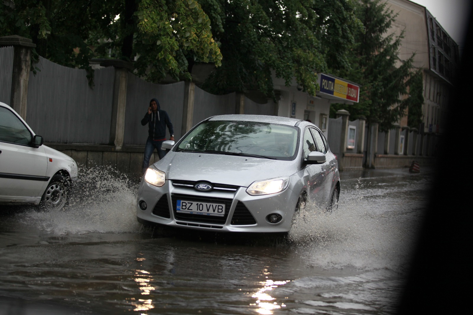 FOTO&VIDEO/ Inundații în municipiul Buzău, din cauza unei ploi torențiale care a durat o oră și jumătate