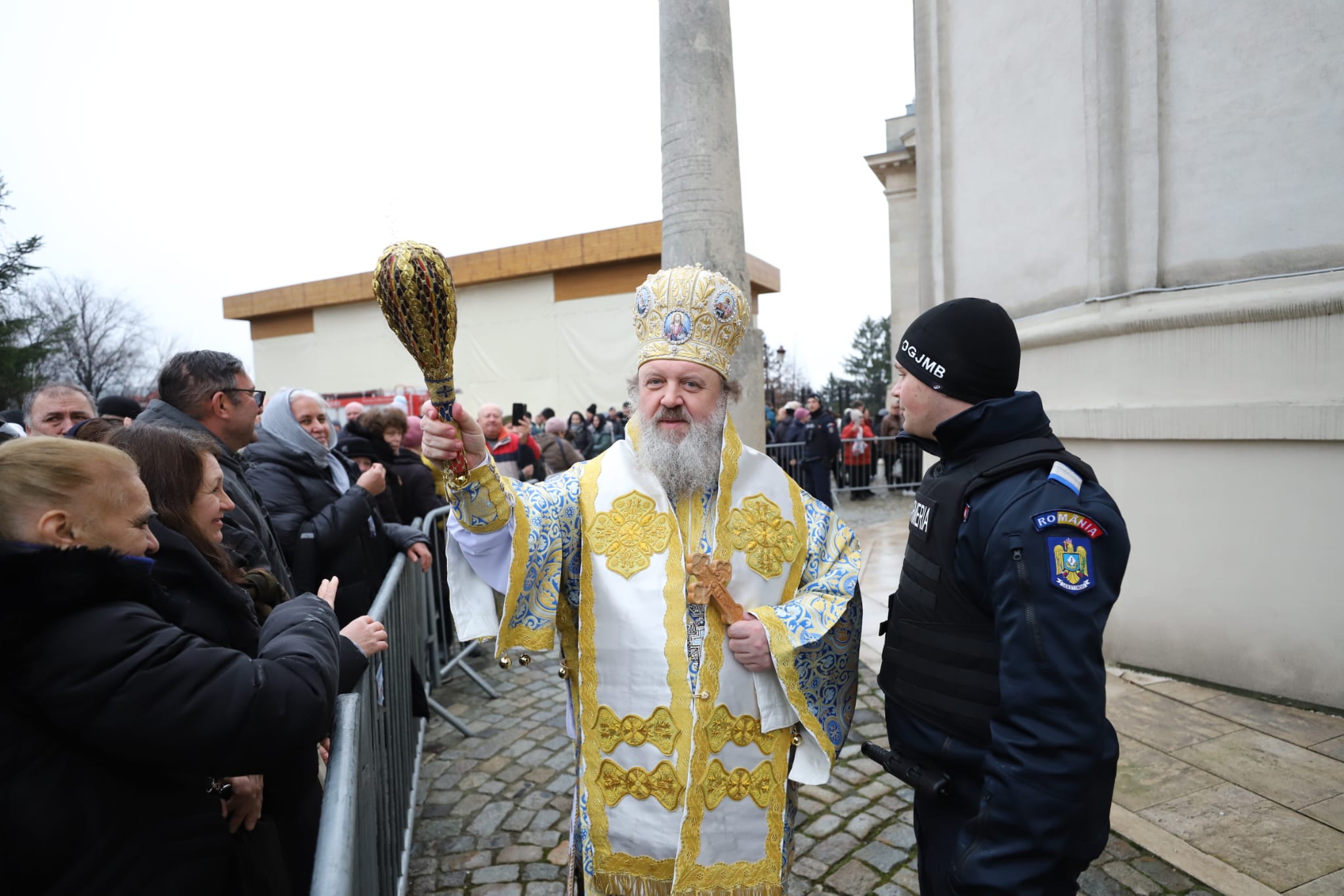 10.000 de litri de Agheasmă Mare au fost împărțiți la slujba de Bobotează de la Catedrala Patriarhală din București