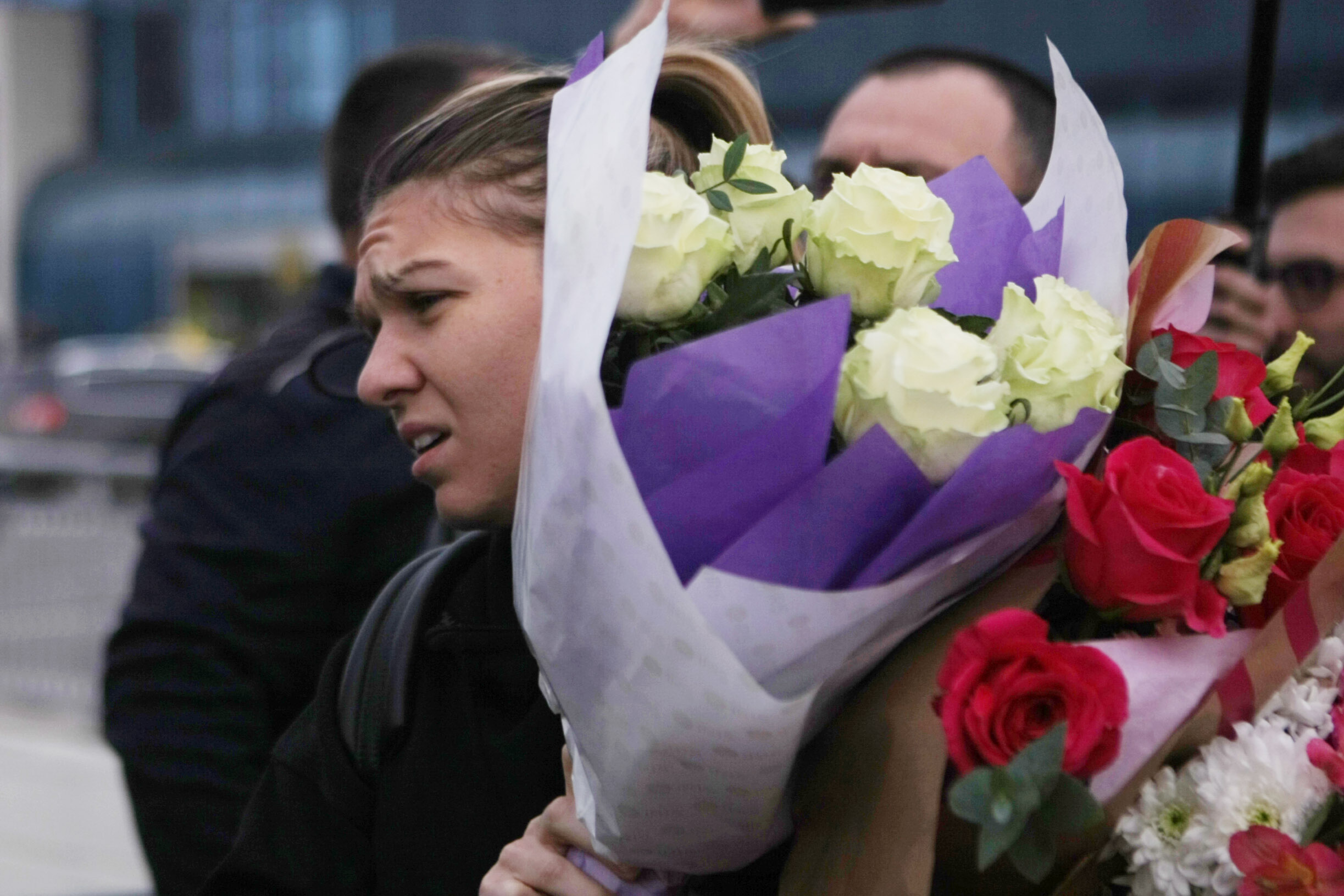 Simona Halep s-a întors acasă supărată și accidentată. A refuzat primirea la Salonul Oficial. Îmbulzeală la aeroport / GALERIE FOTO