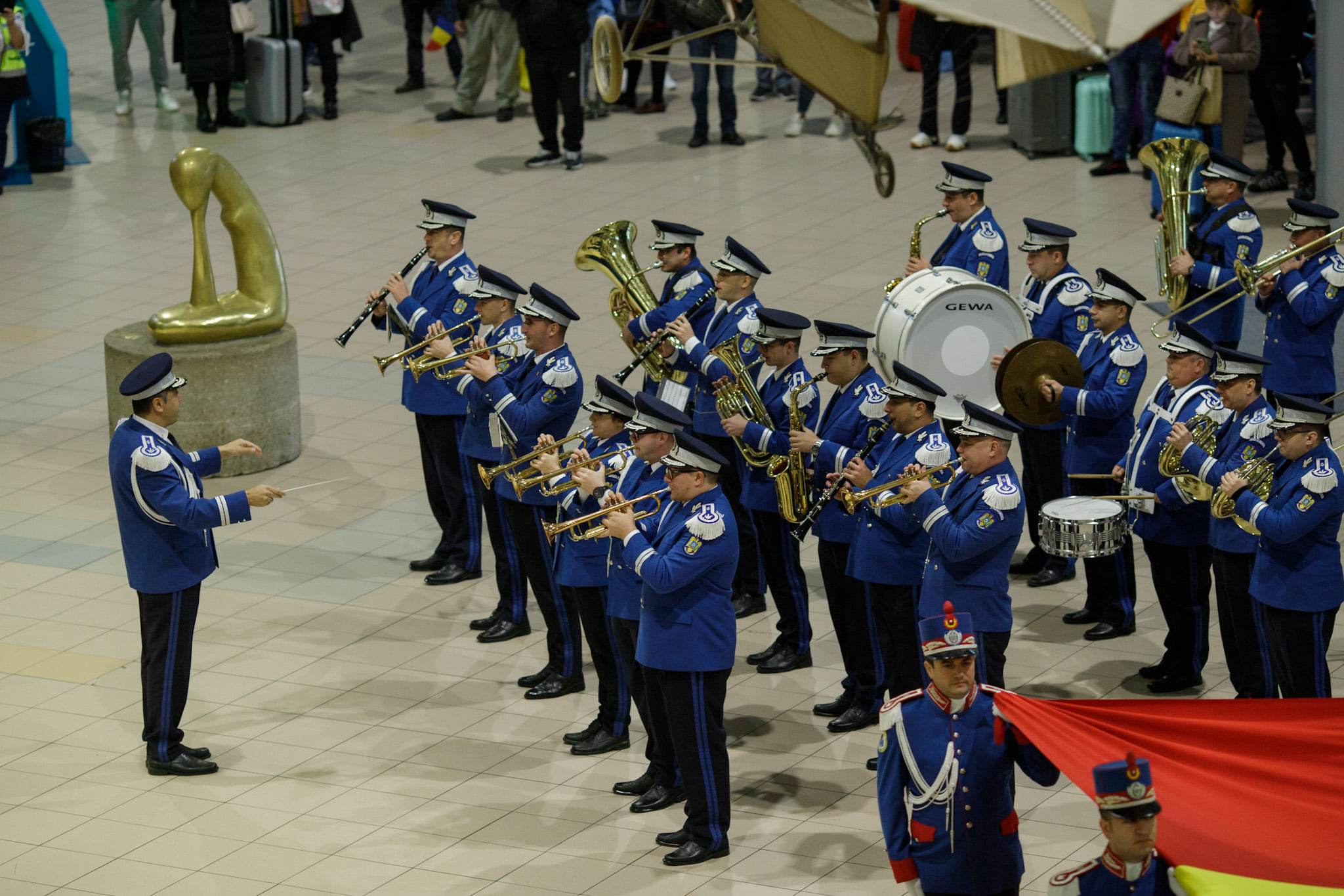 Flashmob pe Aeroportul Otopeni, de 1 Decembrie: defilări ale Jandarmeriei Române pe melodii folclorice interpretate de fanfară. VIDEO