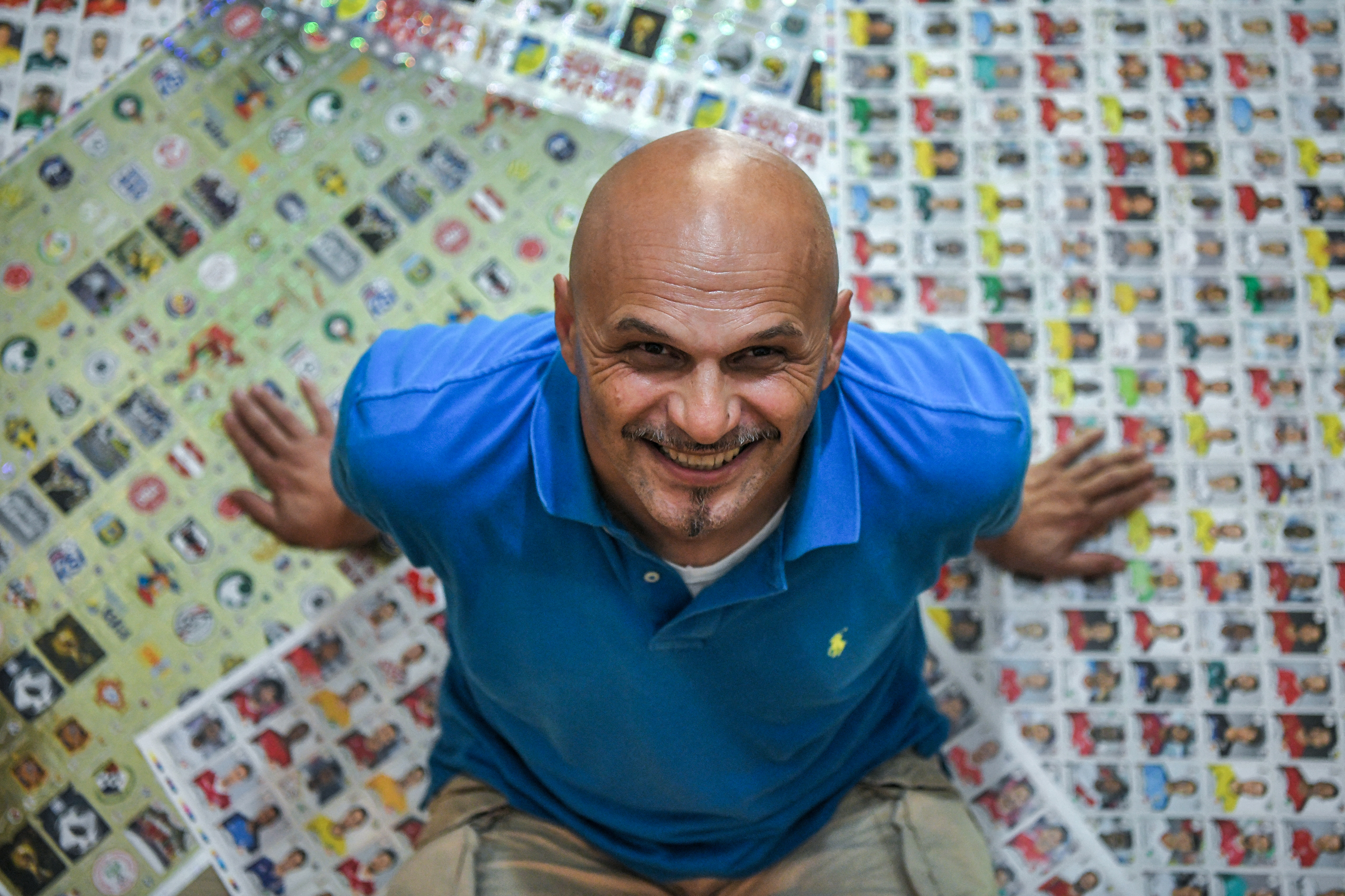 Italianul Gianni Bellini, cel mai mare colecționar de abțibilduri cu fotbaliști din lume, a avut o noapte de coșmar: „Am crezut că mi-a vândut toate albumele”