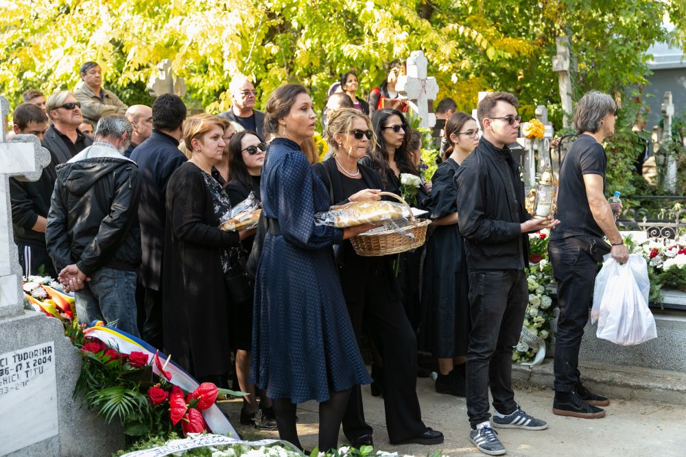 UPDATE | Tamara Buciuceanu Botez a fost înmormântată cu onoruri militare la Cimitirul Sf. Vineri din Capitală. Sute de oameni au venit să-i aducă un ultim omagiu
