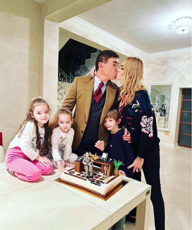 Cristi Borcea, surprins de Valentina Pelinel și de copii de ziua lui de naștere. Omul de afaceri a împlinit 53 de ani