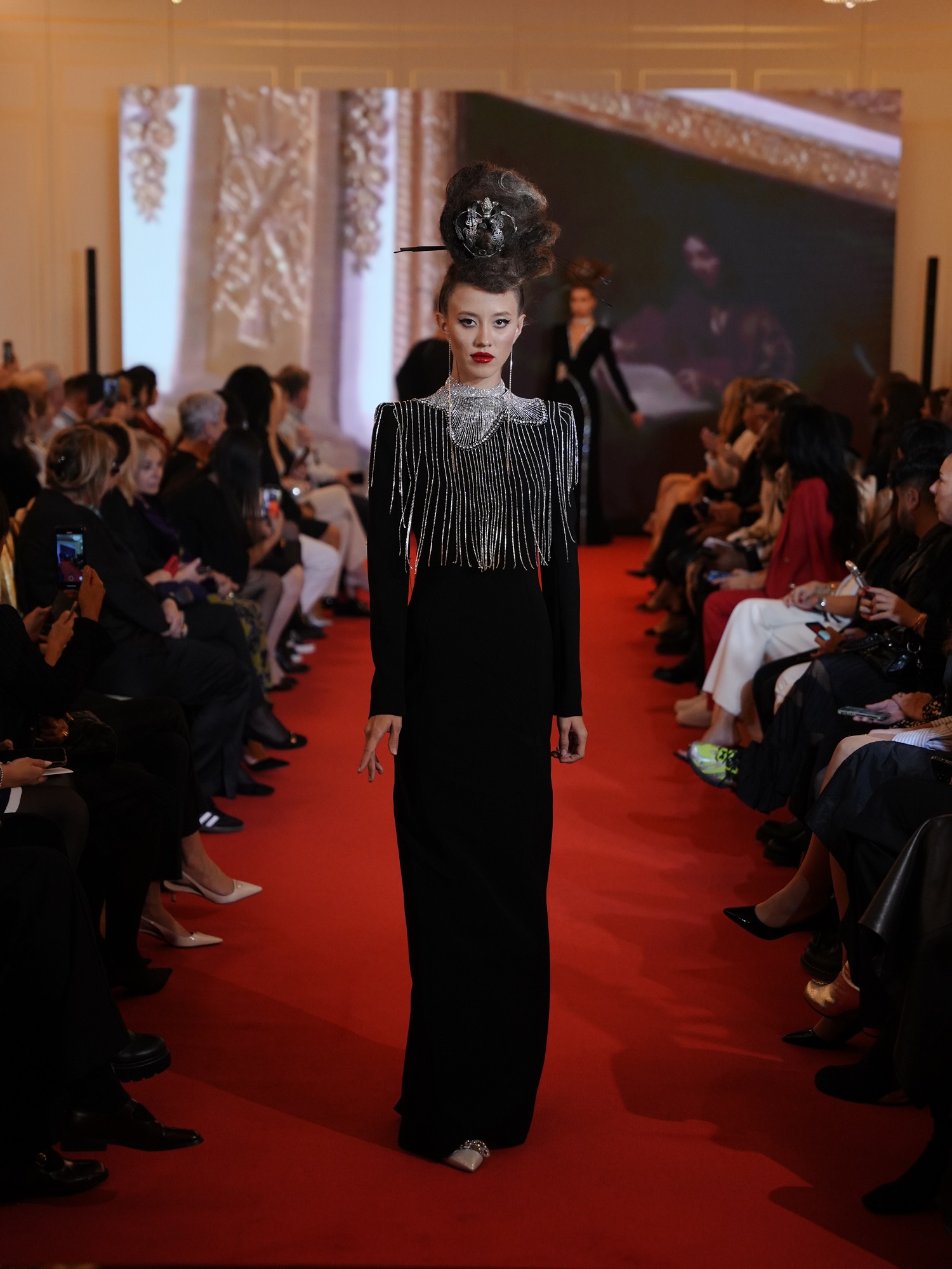 Cătălin Botezatu, aplaudat la Paris Fashion Week 2024. Și-a prezentat noua colecție haute-couture la Hotelul Ritz