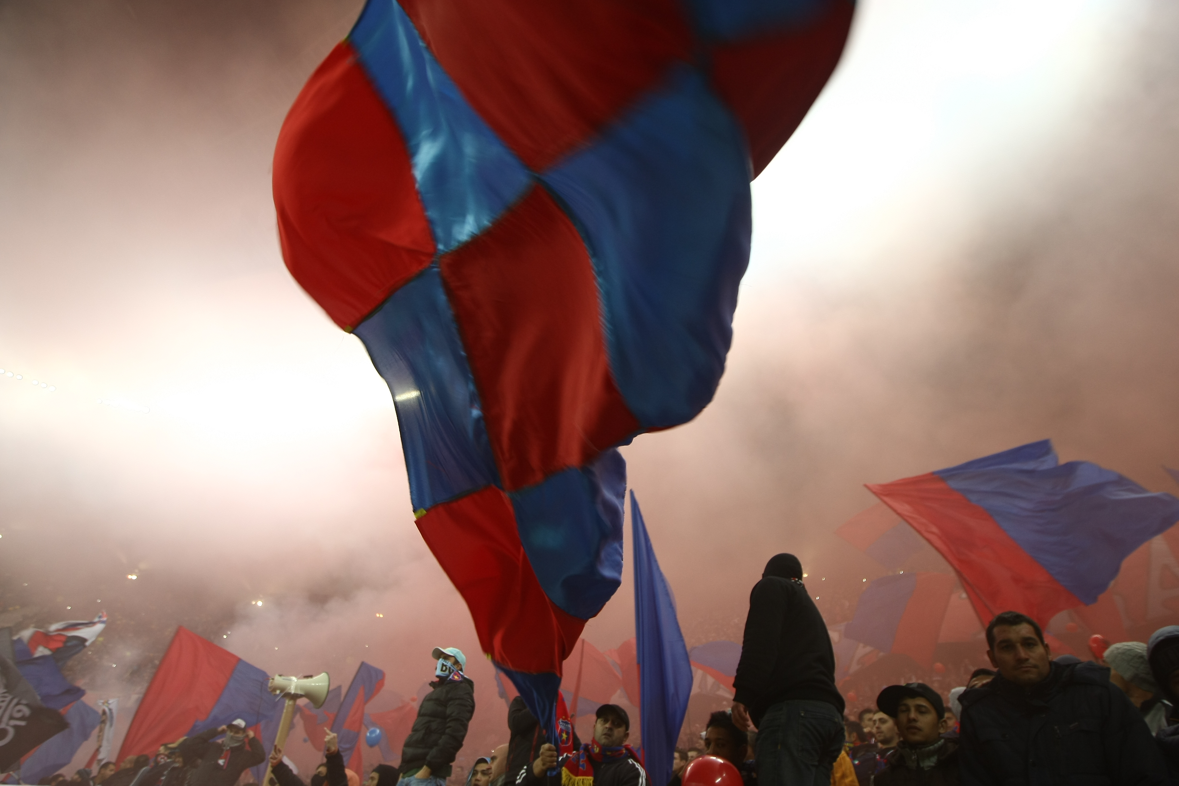 GALERIE FOTO&VIDEO/ DERBY-UL ROMÂNIEI, STEAUA - DINAMO 3-0. ^ Echipa din Ghencea i-a speriat pe ”câini” de Halloween! Szukala, Papp și Keșeru au înscris pentru roș-albaștri. Arlauskis și Bărboianu, loviți de petardele aruncate de suporteri. Băiatul lui Florentin Petre a debutat la Dinamo
