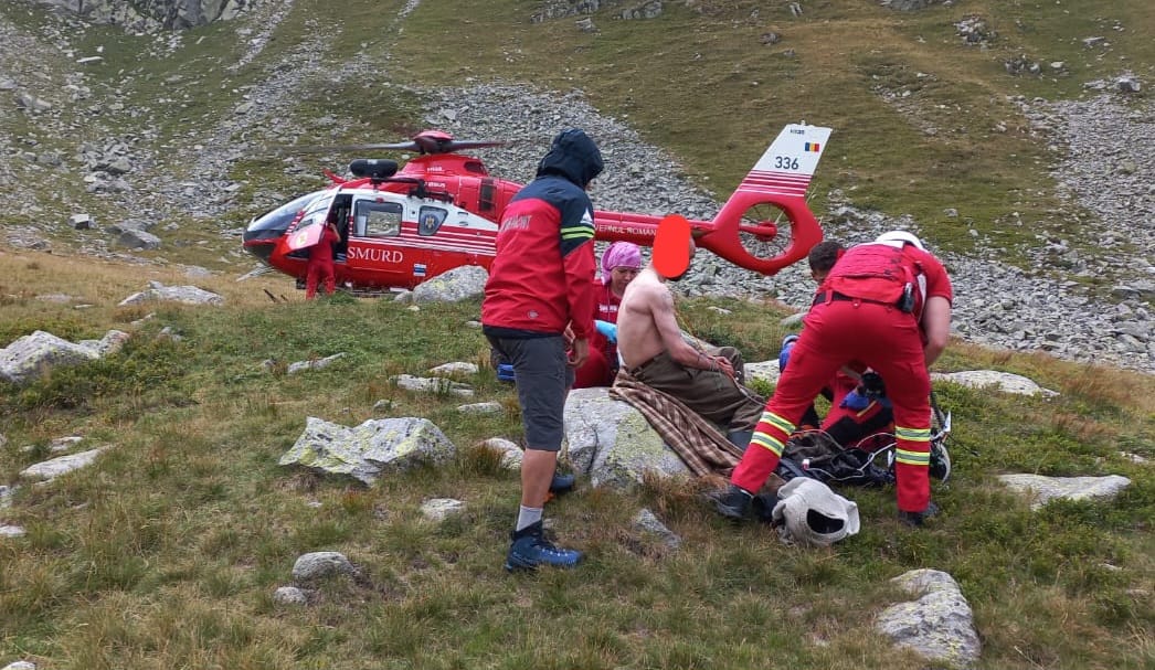 Bărbat mușcat de viperă în Munții Parâng, transportat la spital cu un elicopter SMURD
