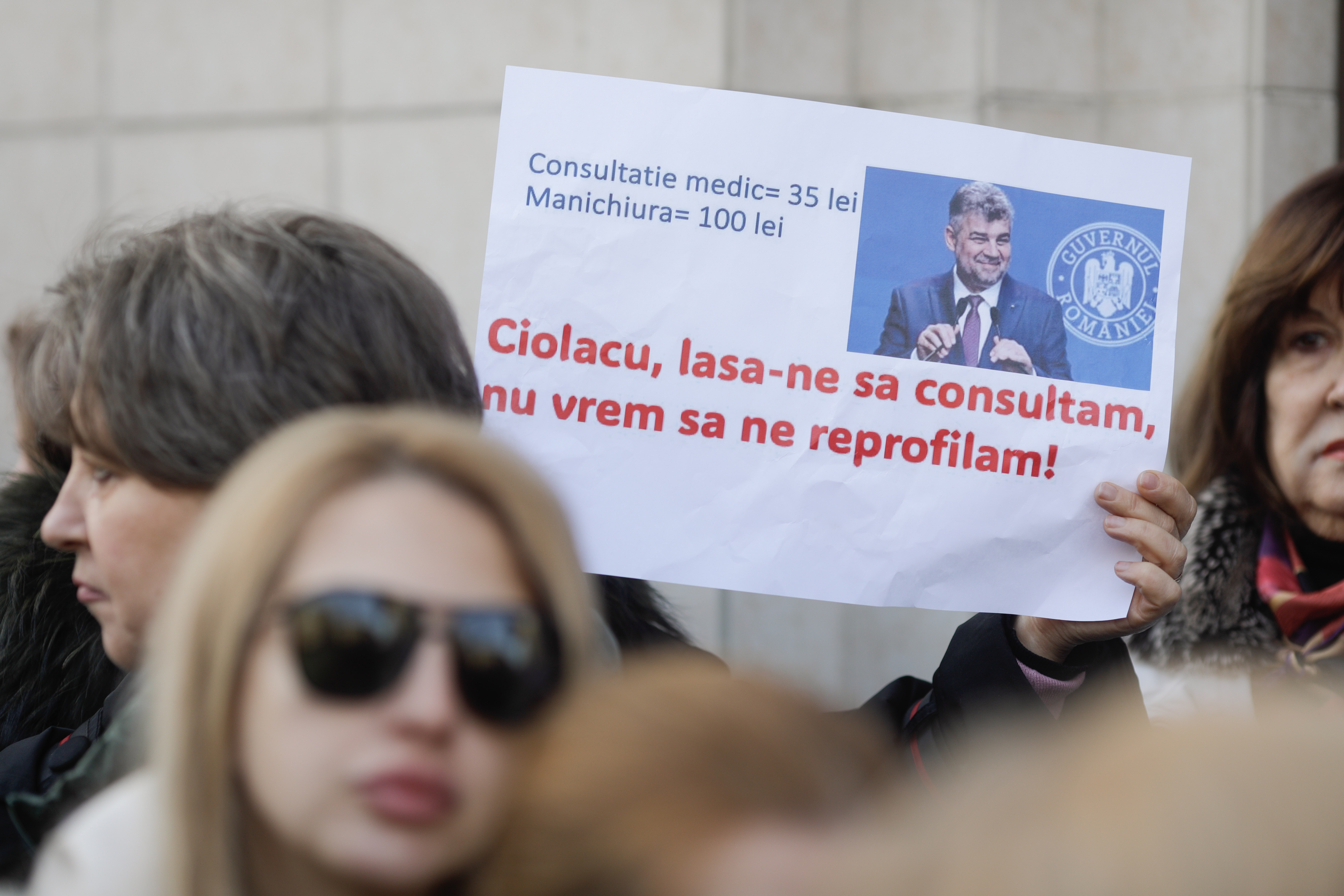 Protest al medicilor de familie, în faţa Casei Naţionale de Asigurări de Sănătate: „Ciolacu, lasă-ne să consultăm, nu vrem să ne reprofilăm”