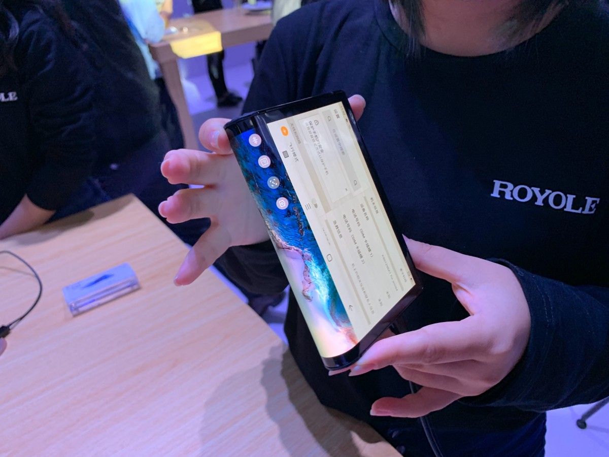 Chinezii au lansat primul smarphone cu ecran pliabil. Cum arată dispozitivul care poate fi și telefon și tabletă