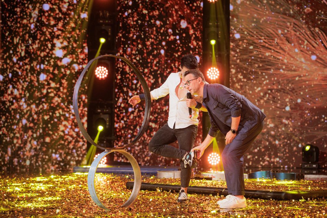 Hou Kai, primul Golden Buzz al sezonului 15 Românii au talent, a fost trimis în semifinală de Pavel Bartoș și Smiley. Povestea uluitoare a acrobatului de Cartea Recordurilor