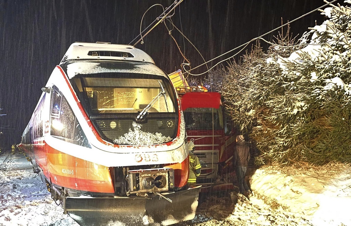 Un tren a intrat cu 90 km/h într-un camion blocat în zăpadă pe calea ferată și abandonat de șofer, în Austria