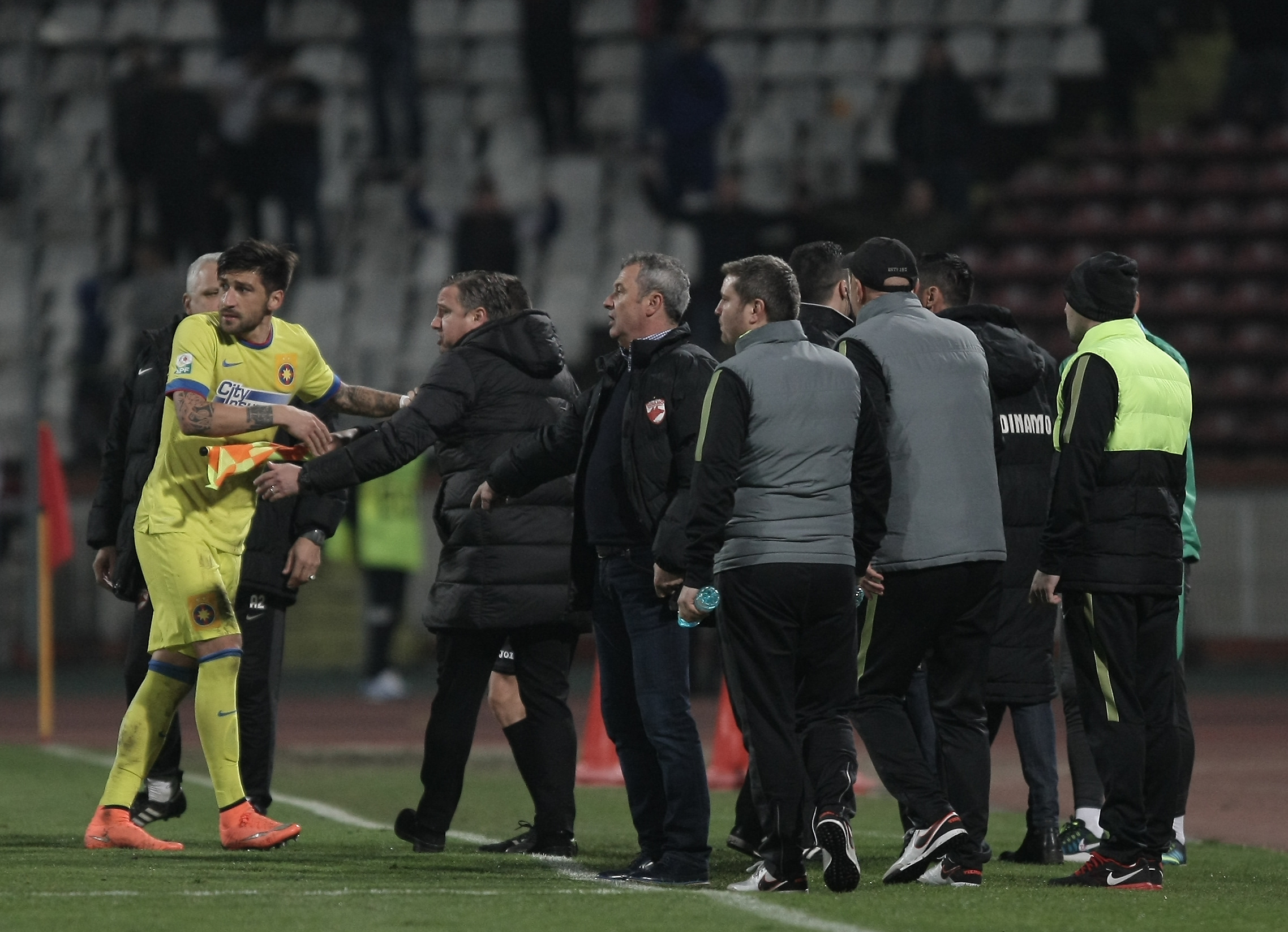 Derby-ul s-a terminat cu o bătaie generală. ^Hamroun, altoit și la vestiare. Filip se plânge: ”Hamroun m-a lovit, m-a înjurat!”