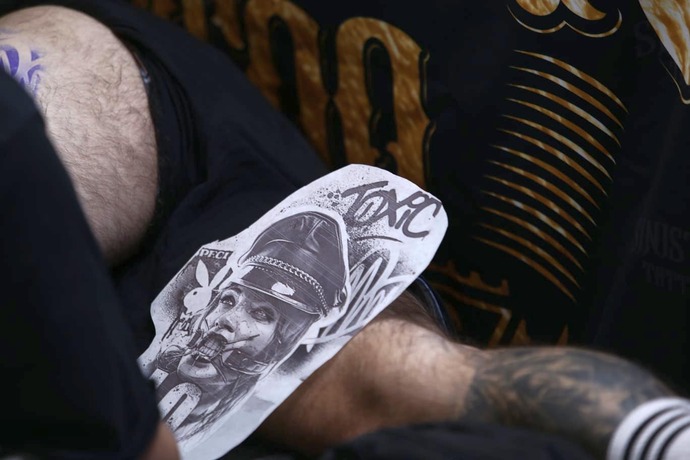 120 de tatuatori din întreaga lume au ajuns la București. Sesiuni de tatuare live, concerte și artă pe piele | FOTO
