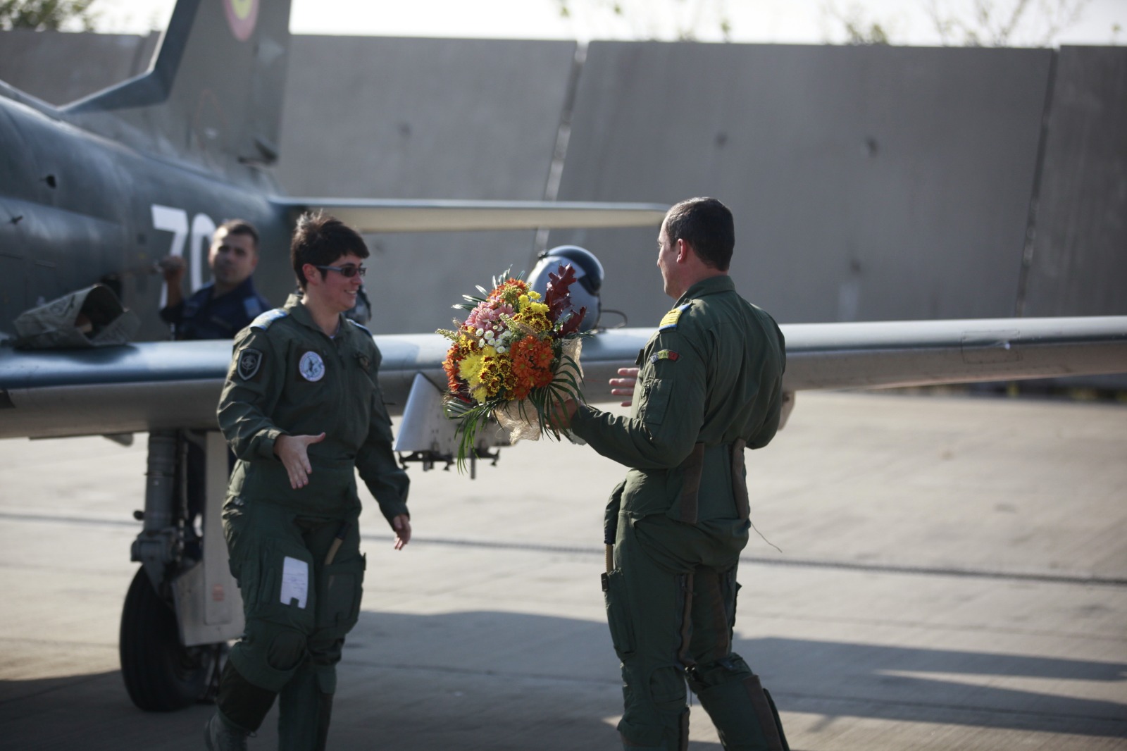 GALERIE FOTO/ Ea este prima femeie din România care a ajuns instructor pe un avion cu reacție. Oana Ardelean a decis să devină pilot încă din clasa a VII-a