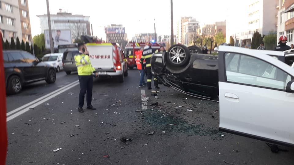 Un BMW nou al Poliției, distrus într-un accident cu patru mașini pe o stradă din Cluj